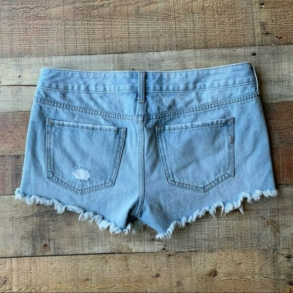 Express low rise denim shorts with peel a boo embroidered flowers on the pockets - Picture 8 of 10